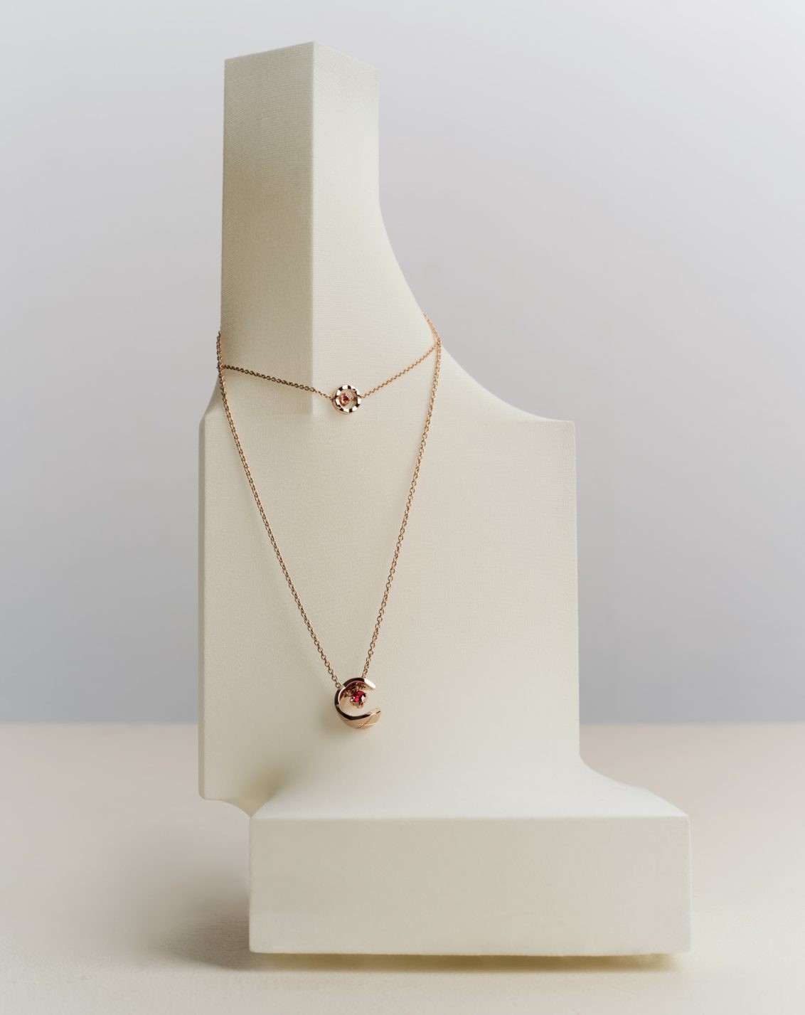 光のベールに包まれて。煌めくジュエリー8選