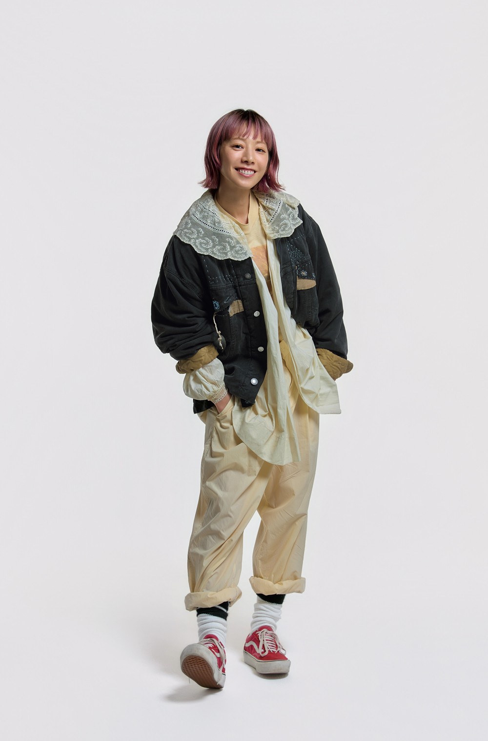 ヴィンテージMORRISネコプリントTシャツ ¥20,900、ヴィンテージチャーチドレス ¥55,000、赤バンズ ¥9,900（以上ジャンティーク）／パンツ ¥47,300（エイトン | エイトン青山）／靴下＊スタイリスト私物