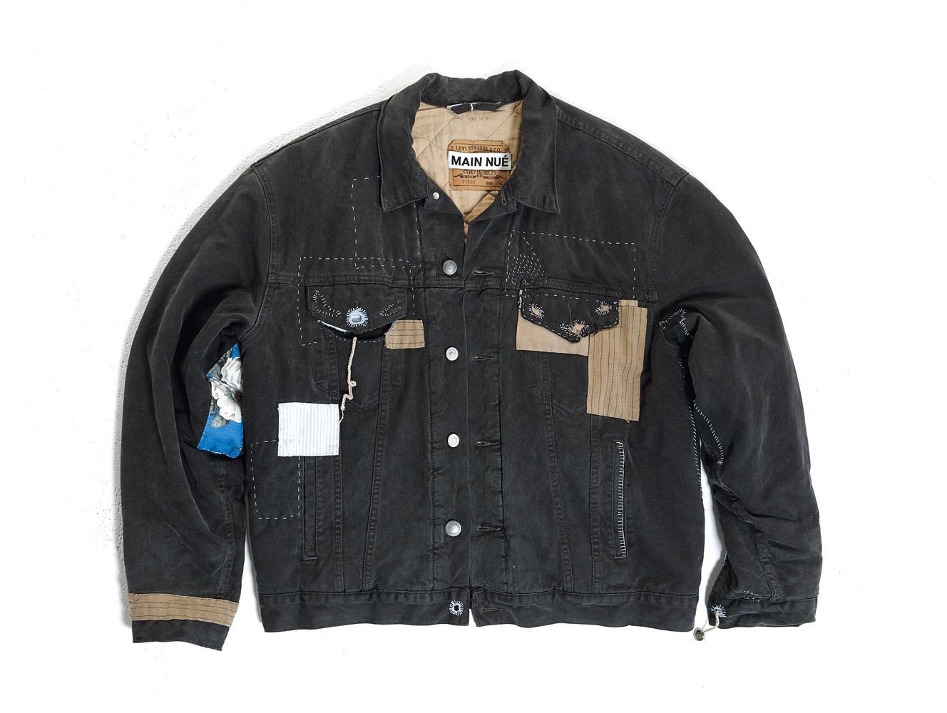 2019年にスウェーデンで誕生したブランド〈メインニュエ〉のキルティングカバーオール。女性二人でスタートし、現在はデザイナーのマーヤ・フレイマンが統括。廃棄物に付加価値を与える“アップサイクル”の考え方のもと、捨てられた布やボタンを使いヴィンテージに新しい命を吹き込んでいる。サイズはXLで、夏帆さんが着ると程よいサイズ感に。