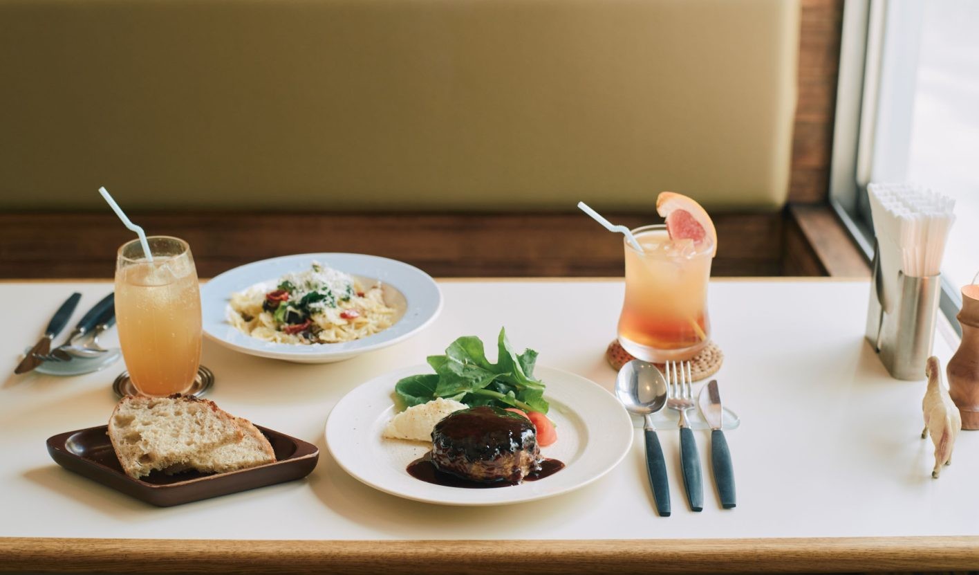 右から、カリフォルニアウインディ ¥700、ハンバーグステーキ ¥2,500、自家製パン ¥350、スパイスコーラ ¥700、季節の食材で作るパスタ、この日はキノコとアサリのファルファッレ ¥2,200。「ハンバーグはもちろん、季節のパスタ、バノフィーパイ、メニューを思い出すだけでもときめく」（清水奈緒美）