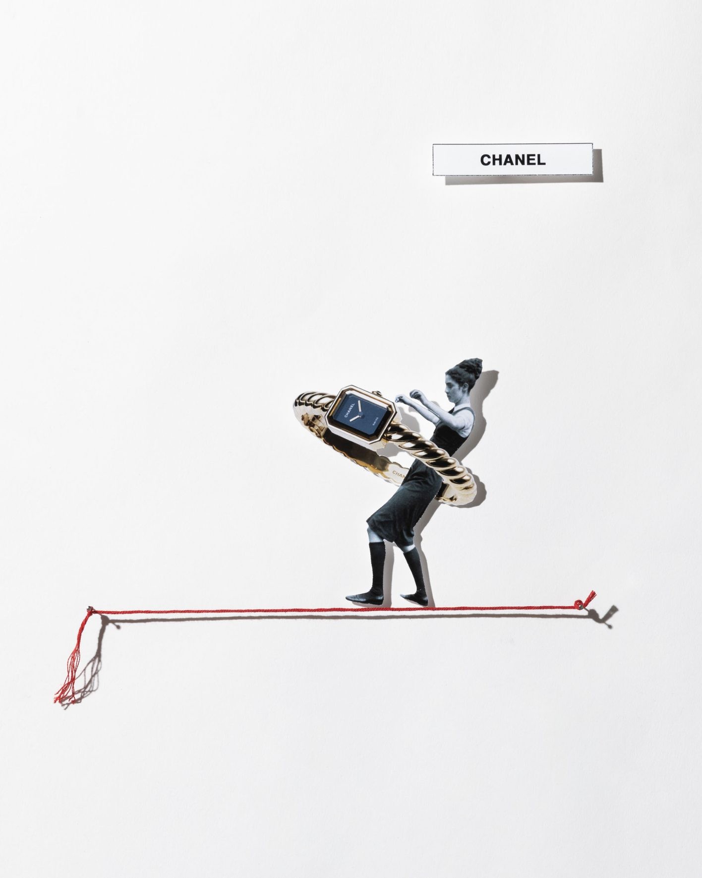 タイムレスなアリュールを宿す〈プルミエール〉から新たなジュエリーウォッチが登場。ファッションでおなじみのブレードを再解釈し、ツイスト型のバングルに仕立てた〈プルミエール ガロン〉。このリュクスなデザインにも注目。ケースサイズ19.7×15.2mm、クォーツ、18KYGケース&amp;ブレスレット、3気圧防水。¥2,475,000（シャネル）