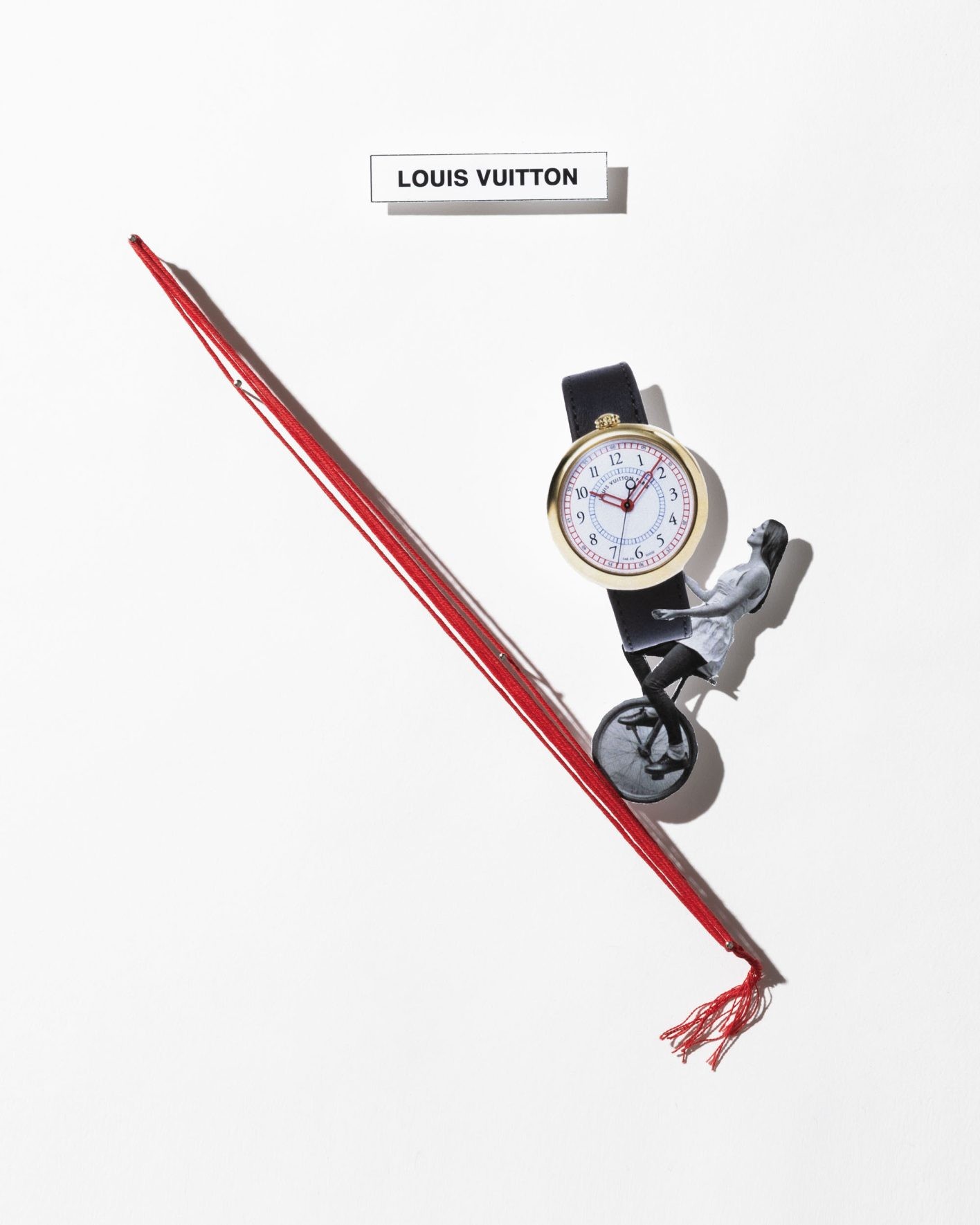 1988年に誕生したブランド初の腕時計〈LV 1〉、〈LV 2〉をオマージュした〈ルイ・ヴィトン モントレー〉。旅を連想させるレールウェイの文字盤がチャーミング。世界限定188本。ケース径39mm、自動巻き、18KYGケース、レザーストラップ、5気圧防水。¥8,503,000（ルイ・ヴィトン | ルイ・ヴィトン クライアントサービス）