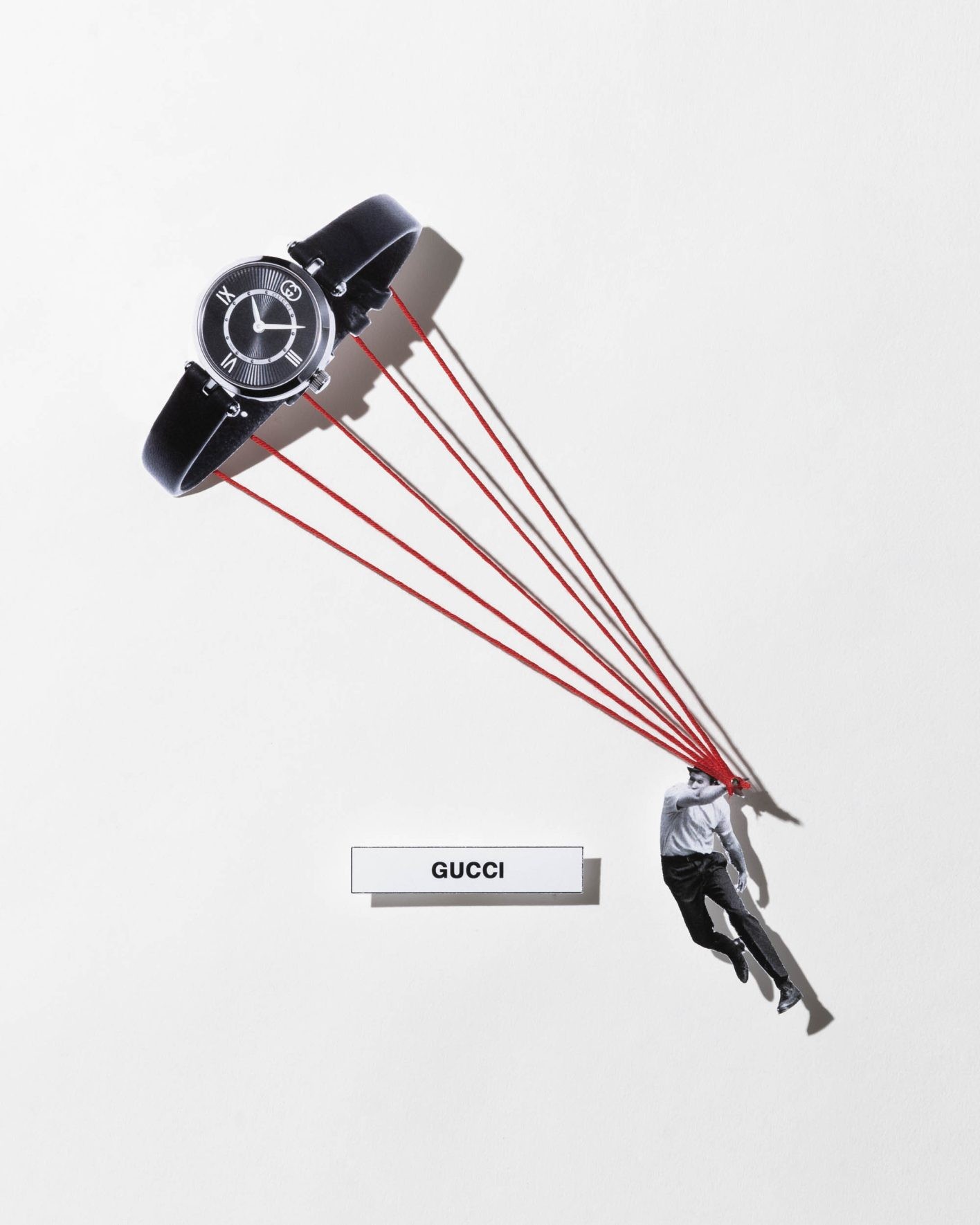 初期のアーカイヴコレクションからインスパイアされた〈モデル2000〉は、文字盤に施したギョーシェ彫りによる繊細な放射模様が象徴的。インターロッキングGとローマ数字の組み合わせがエレガントな佇まい。ケース径24mm、クォーツ、SSケース、レザーストラップ、5気圧防⽔。¥250,800（グッチ | グッチ クライアントサービス）