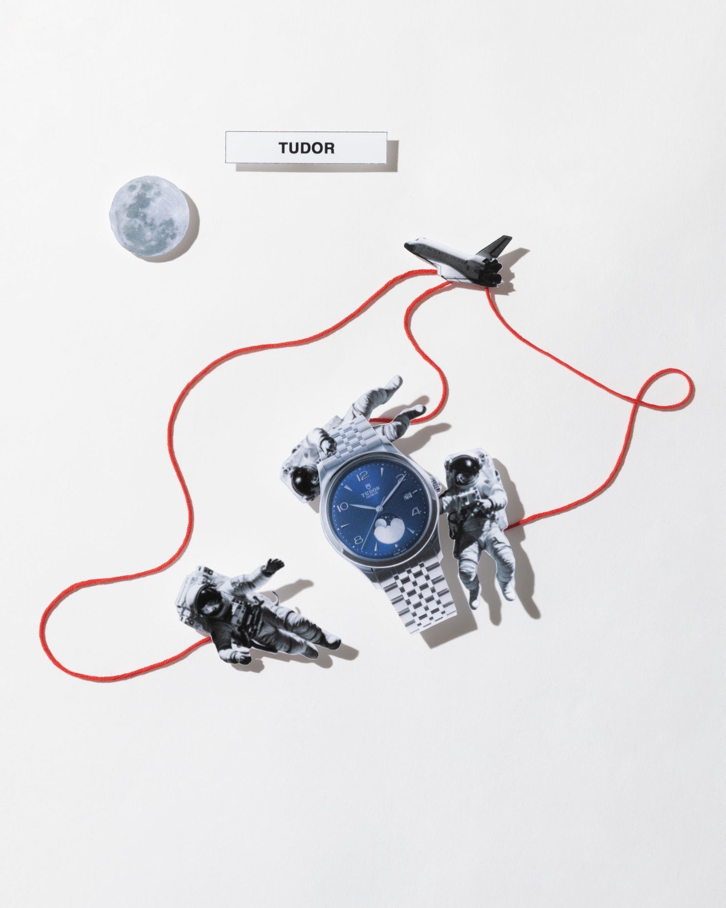 〈チューダー 1926 ルナ〉は、月の満ち欠けを示す複雑機構であるムーンフェイズ機能をブランドとして初めて搭載した新モデル。6時位置にセットされた大きな窓は壮麗な月の動きを回転ディスクで表現している。ケース径39mm、⾃動巻き、SSケース&amp;ブレスレット、10気圧防水。¥380,600（チューダー | 日本ロレックス/チューダー）
