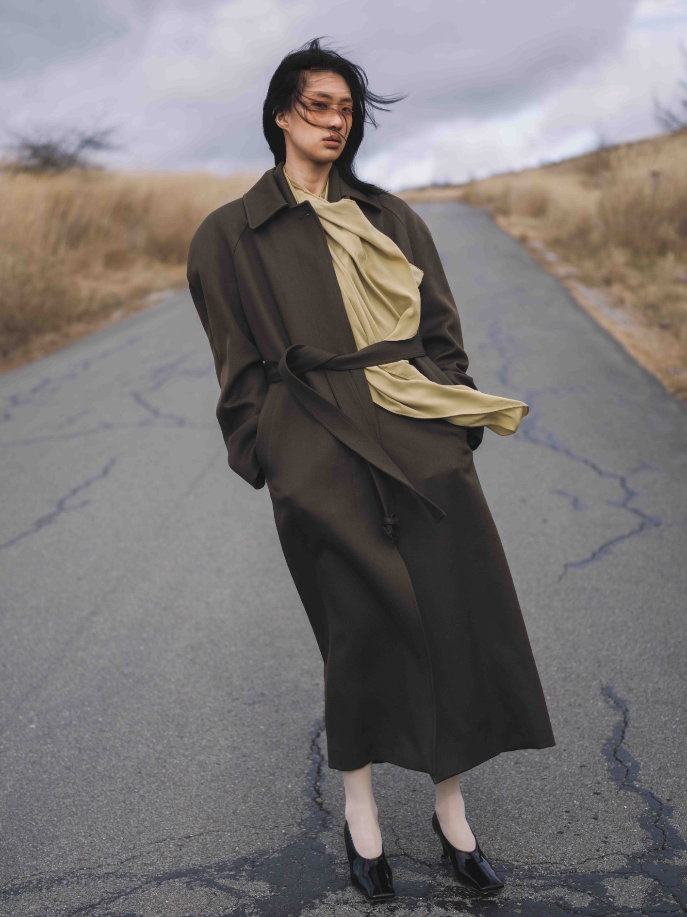 「ヘアメイクの裏テーマは、“余裕のある女性”。かっこ良くて粋なこの佇まいに、それが集約されている気がします」(UDAさん)。ミニマムなデザインのステンカラーコート。働く女性のあらゆる人生のステージに寄り添うワードローブを提案した、〈ステラ マッカートニー〉から。コート ¥469,700、シューズ ヒール6.5cm ¥124,300(共にステラ マッカートニー | ステラ マッカートニー ジャパン)/スカーフ、タイツ*スタイリスト私物