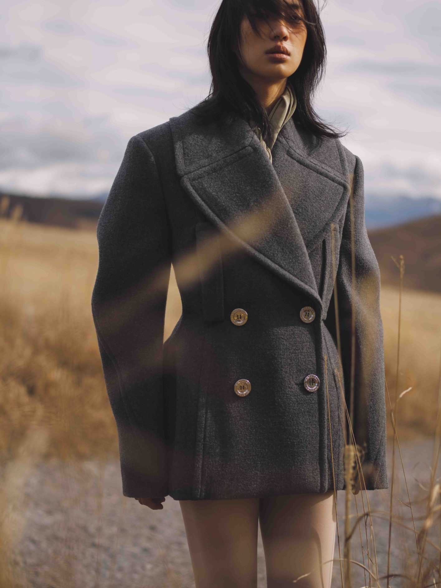 テーラリングを軸に、シルエットにフォーカスした今季の〈ジバンシィ〉。象徴的なのは、大きく張ったパワーショルダーと、細くシェイプしたウエストの対比。「凛とした強さがありつつ、繊細でしなやか。そんな存在感が素敵です」(井伊さん)。ピーコート ¥638,000(ジバンシィ by サラ・バートン | ジバンシィ ジャパン)/スカーフ、タイツ*スタイリスト私物