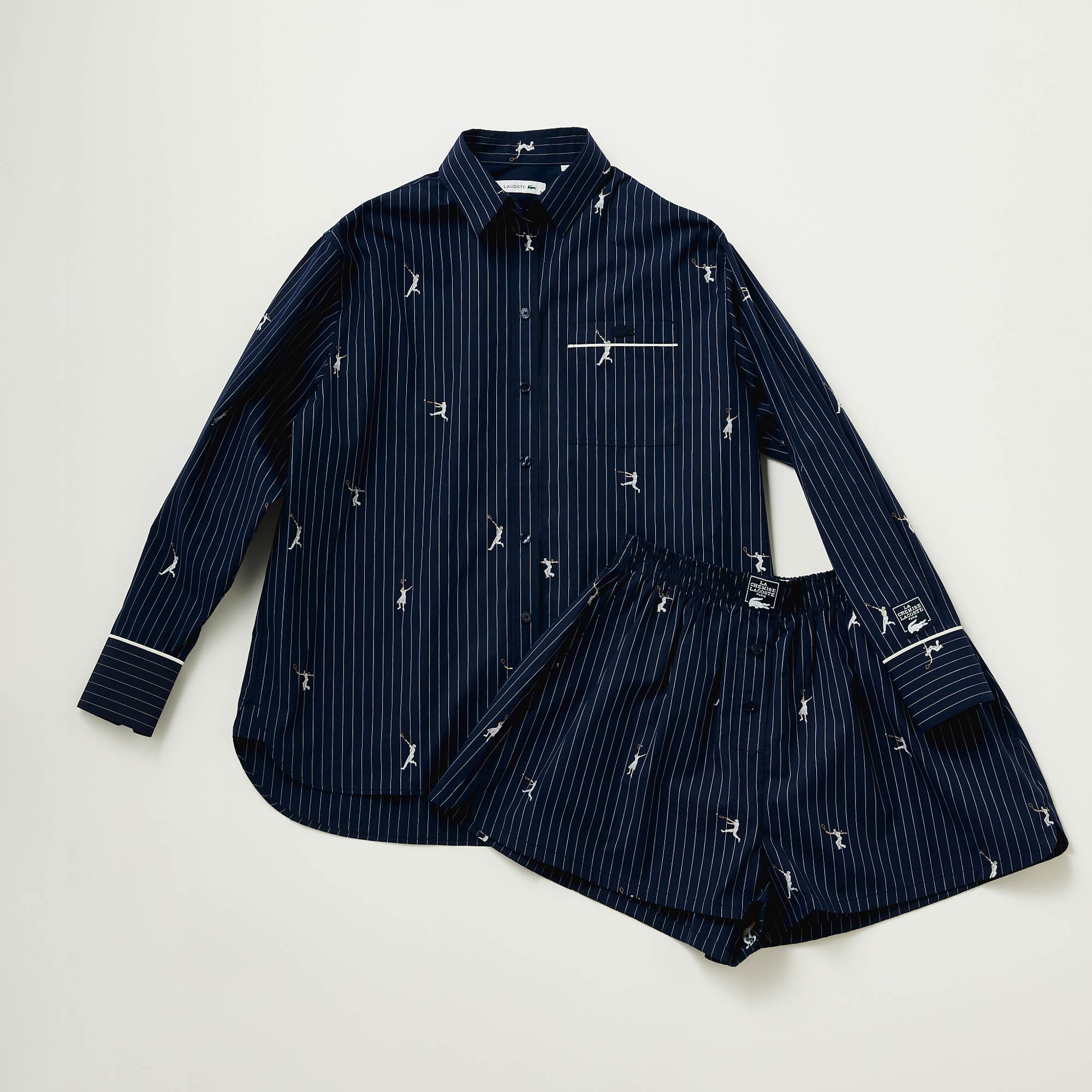 〈ラコステ〉のセットアップ。ピンストライプ地の上を走り回るテニス選手にキュン！