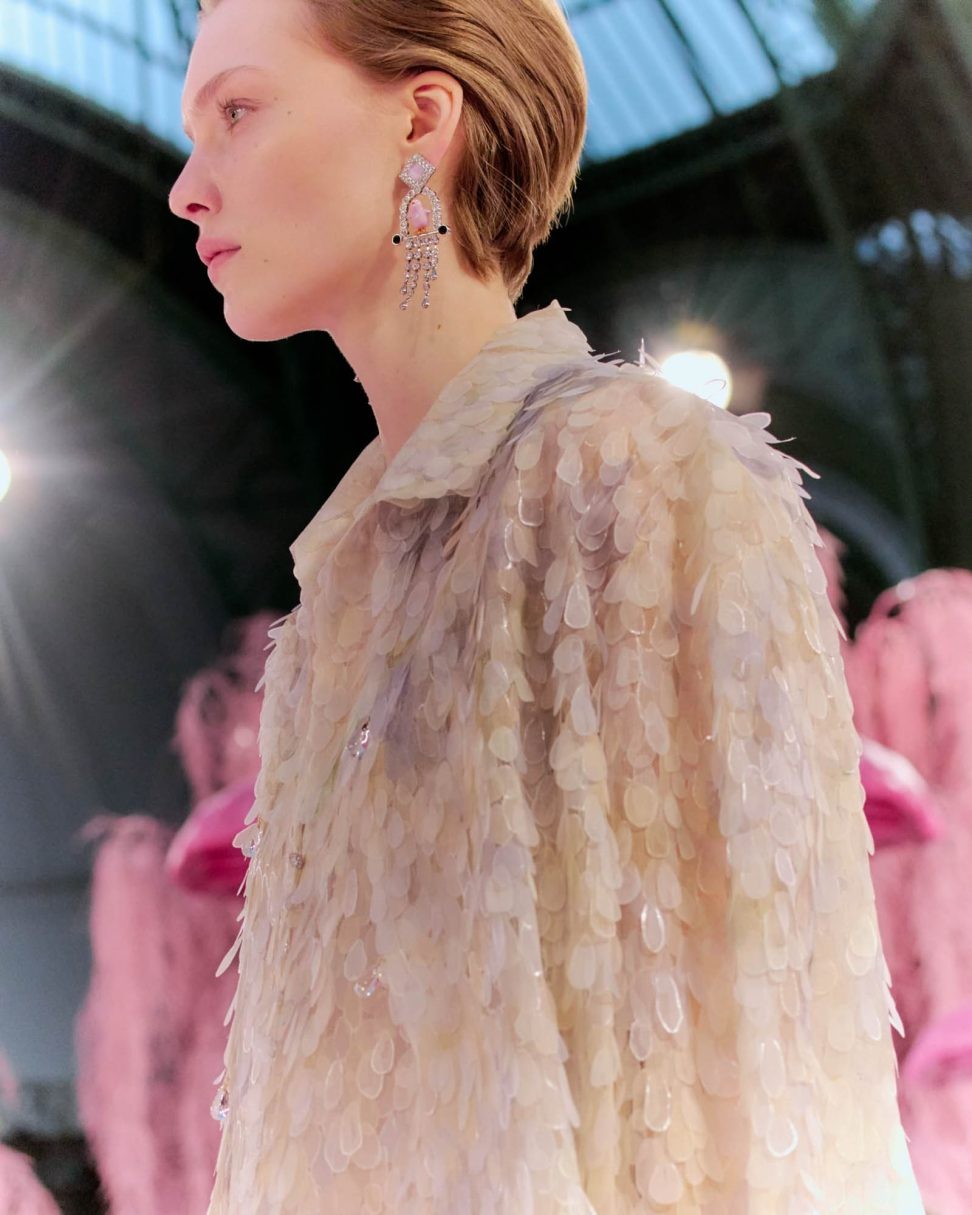 〈シャネル〉新時代のクチュール──羽ばたく鳥のような刹那の美