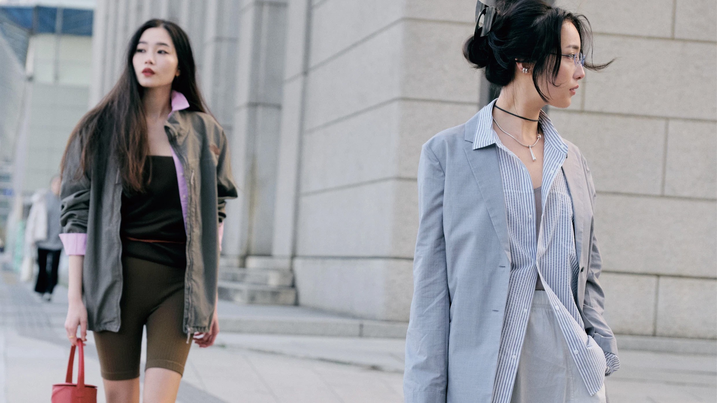 すれ違う2人の装い