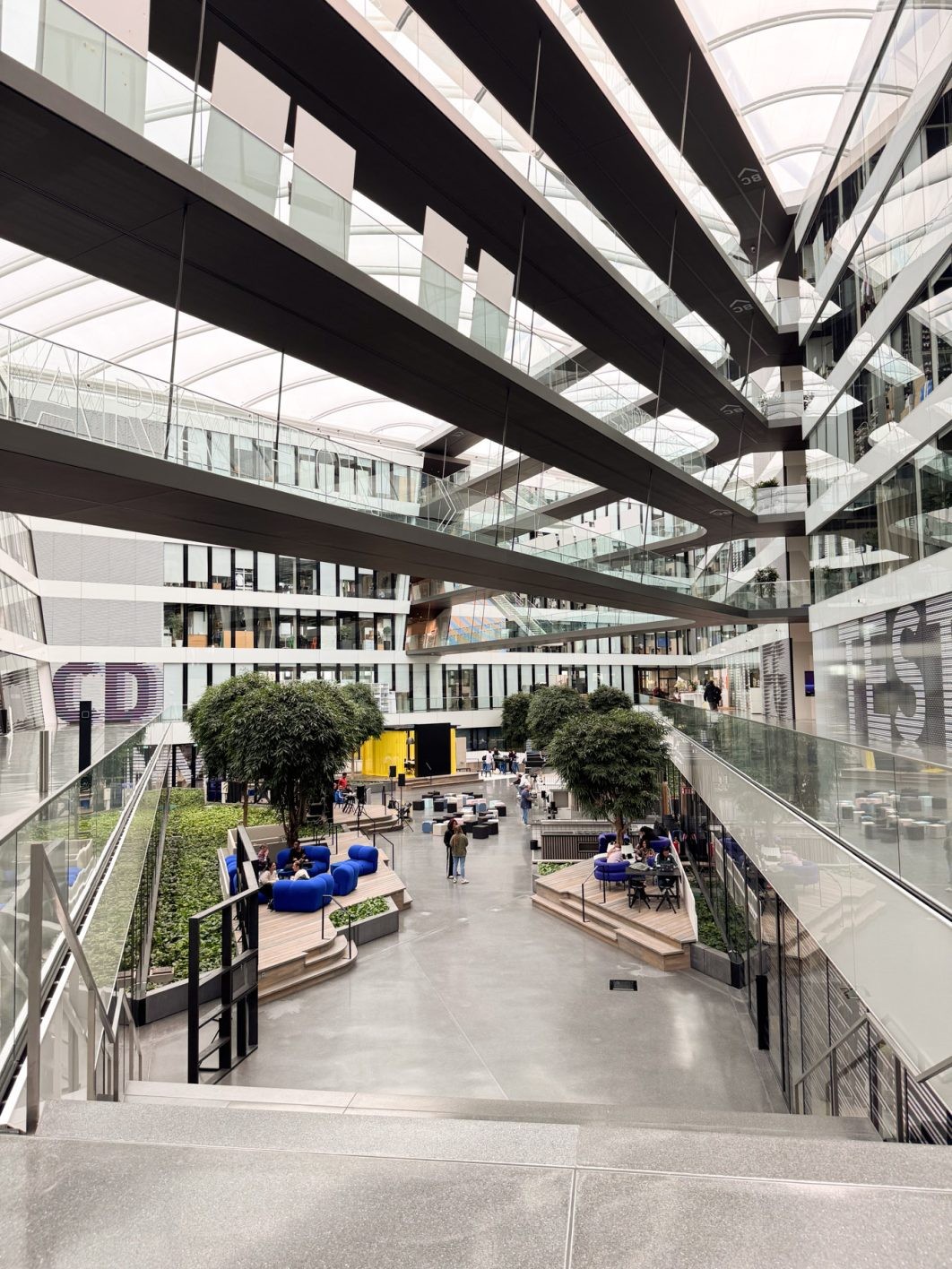 自由でオープンな空間 ドイツ本社に到着 - Slide:4