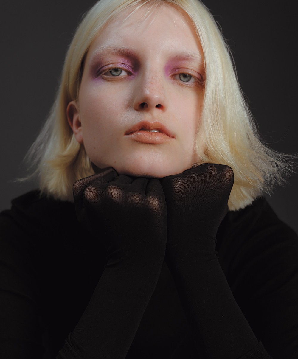 モデルが纏うシアーライラックの瞼