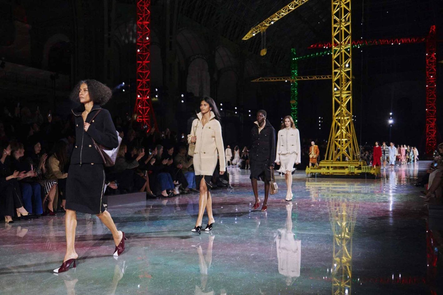 〈シャネル〉変容のエレガンス──日常と非日常を行き来するアイコンの再構築