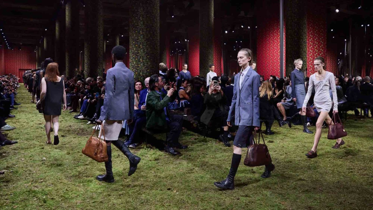 〈ミュウミュウ〉の“親密な衣服” ──自己肯定し、心と身体をケアする装い